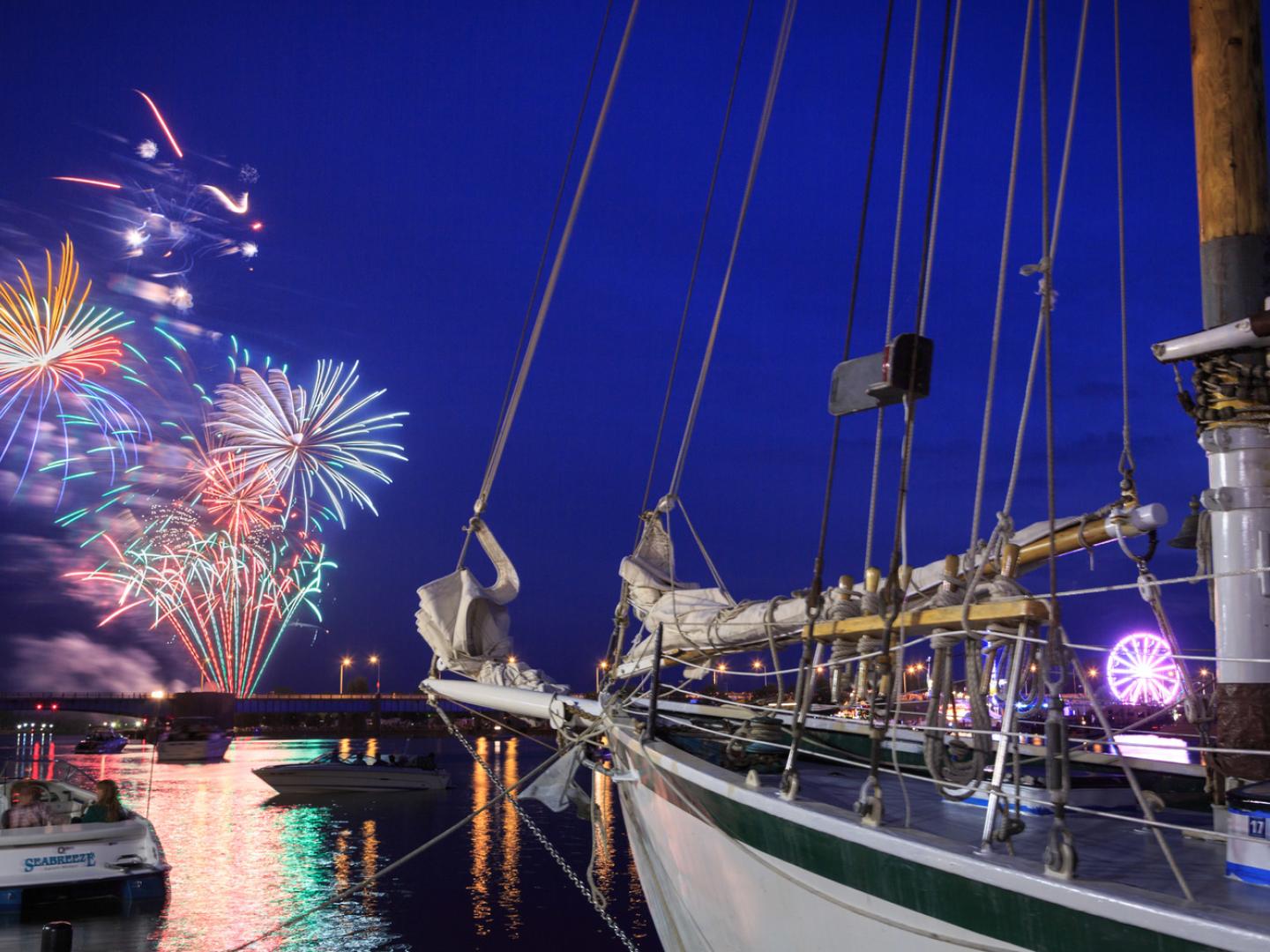 Los fuegos artificiales iluminan el cielo y el agua en Bay City