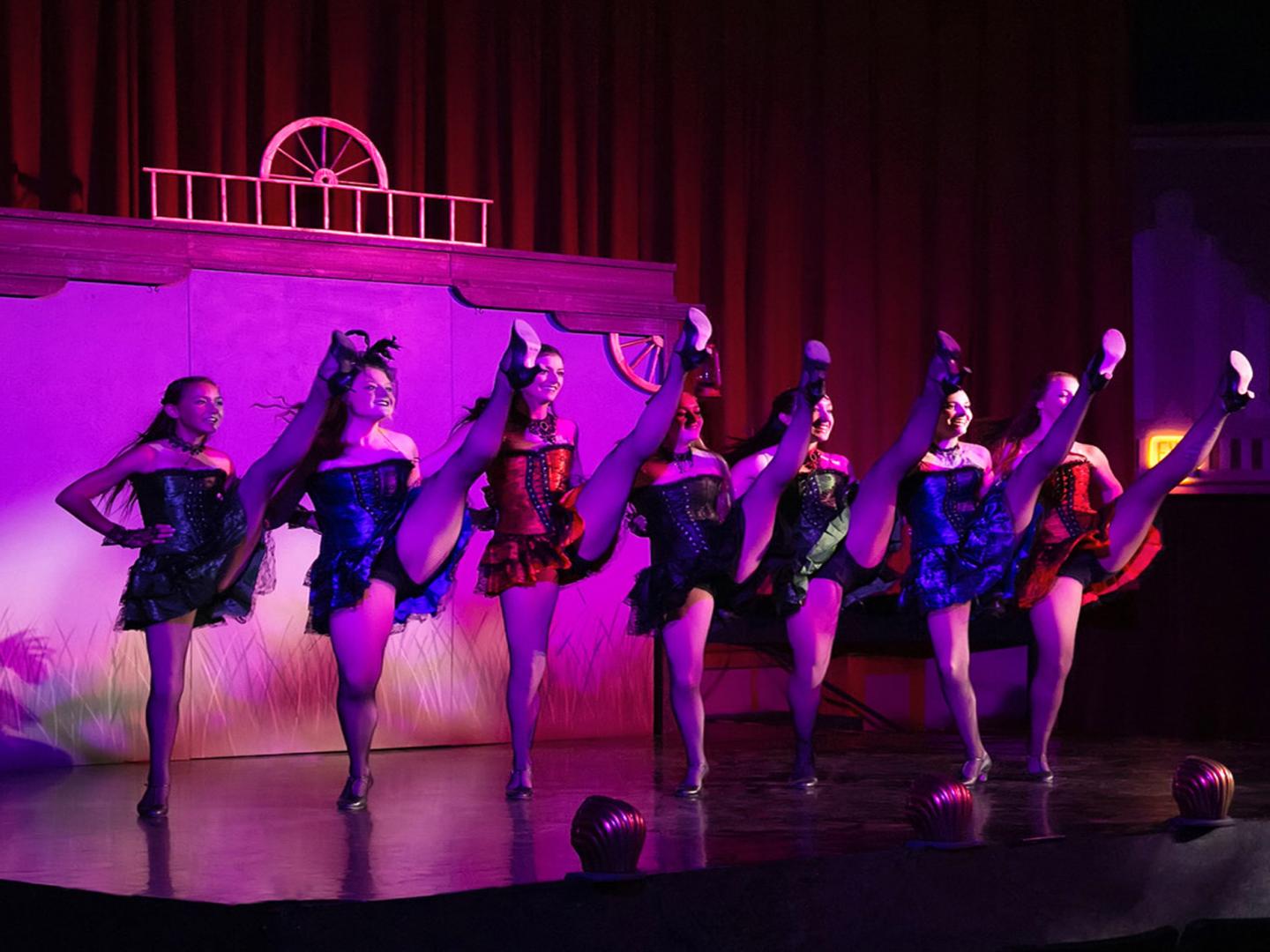 Bailarines en el escenario del Buffalo Bill's Wild West Spectacular en Cody