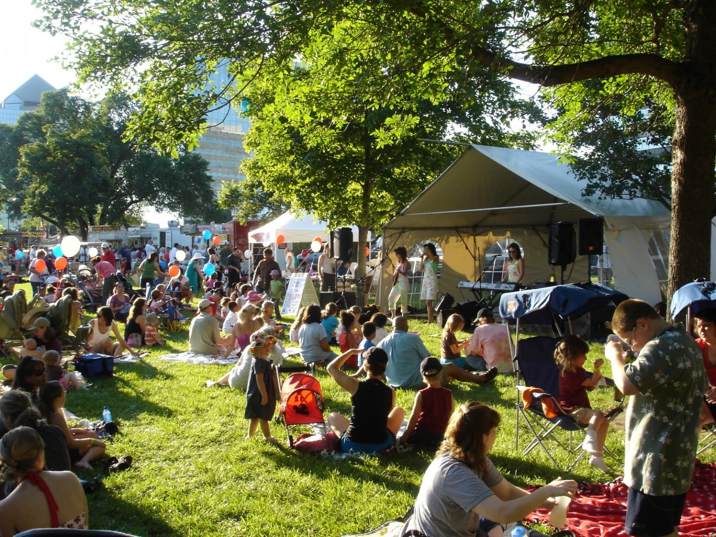 在夏季节日欣赏音乐，享受野餐时光