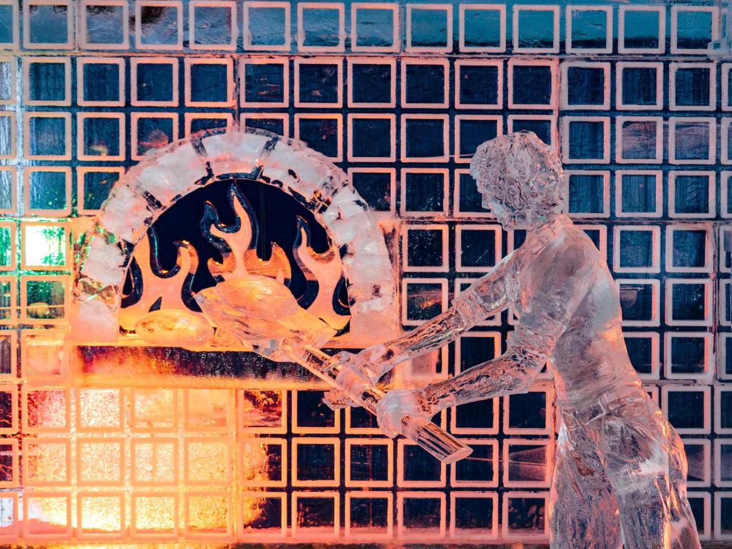 Una creativa escultura de hielo en Zehnder’s Snowfest