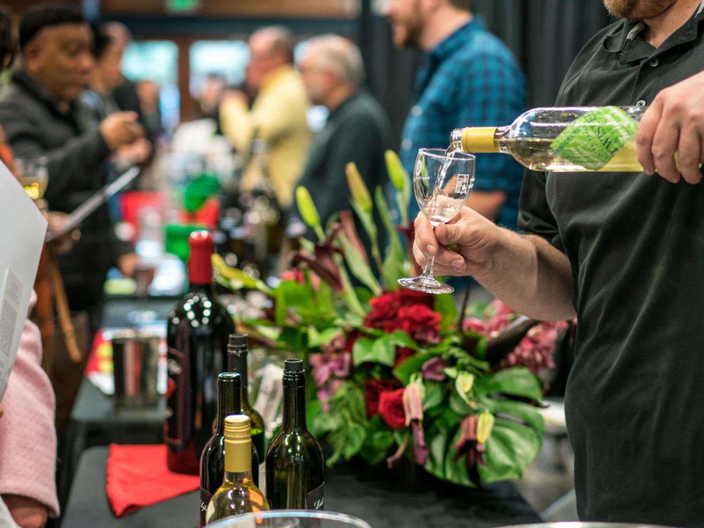 波弗蒂湾葡萄酒节上的美酒