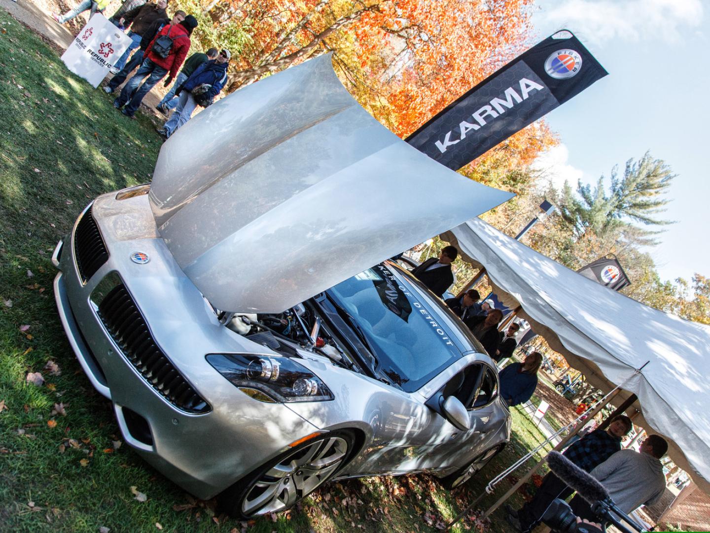 Exhibición de modernos autos y tecnología en el Northwood International Auto Show