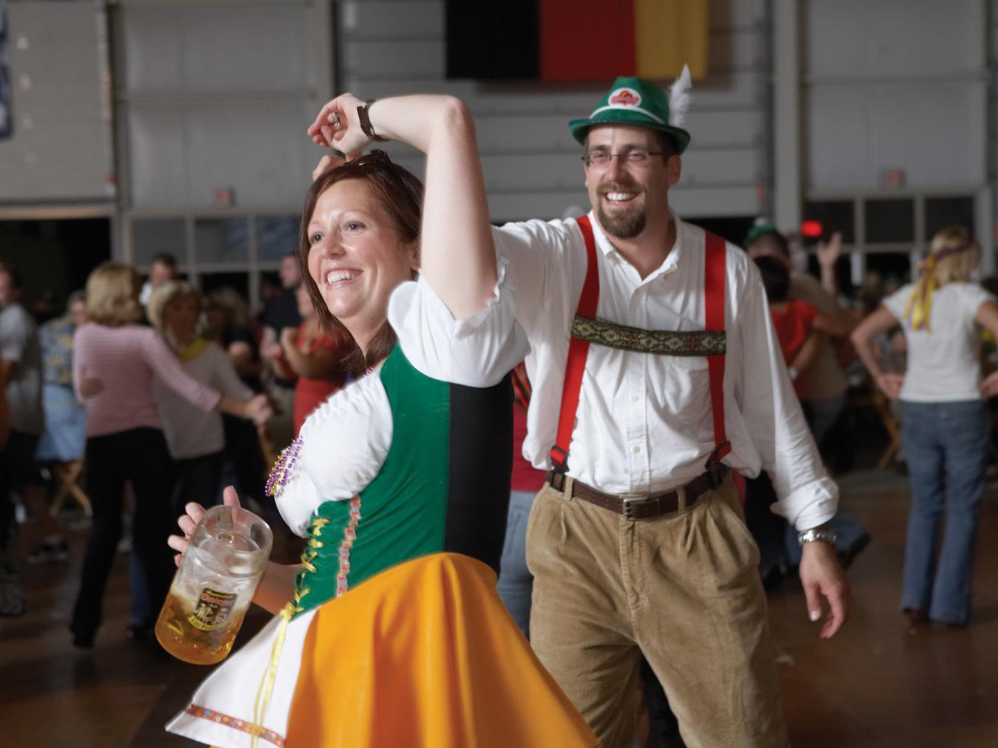 Bailando con trajes alemanes tradicionales en Oktoberfest