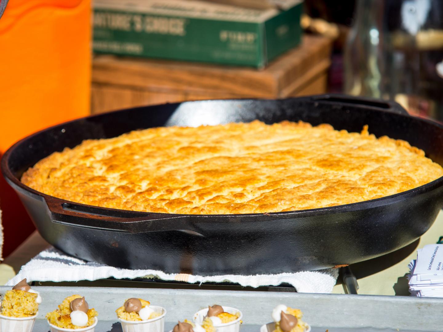 小石城阿肯色州玉米面包节上准备上桌的现烤玉米面包