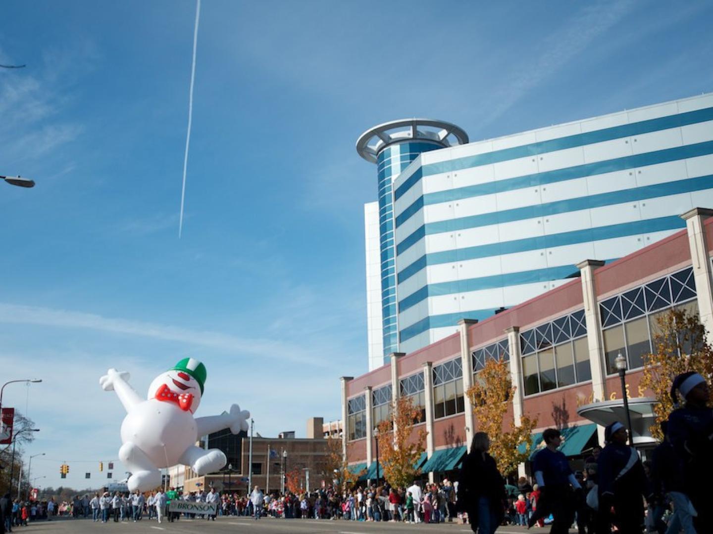 快乐的雪人带队节日游行