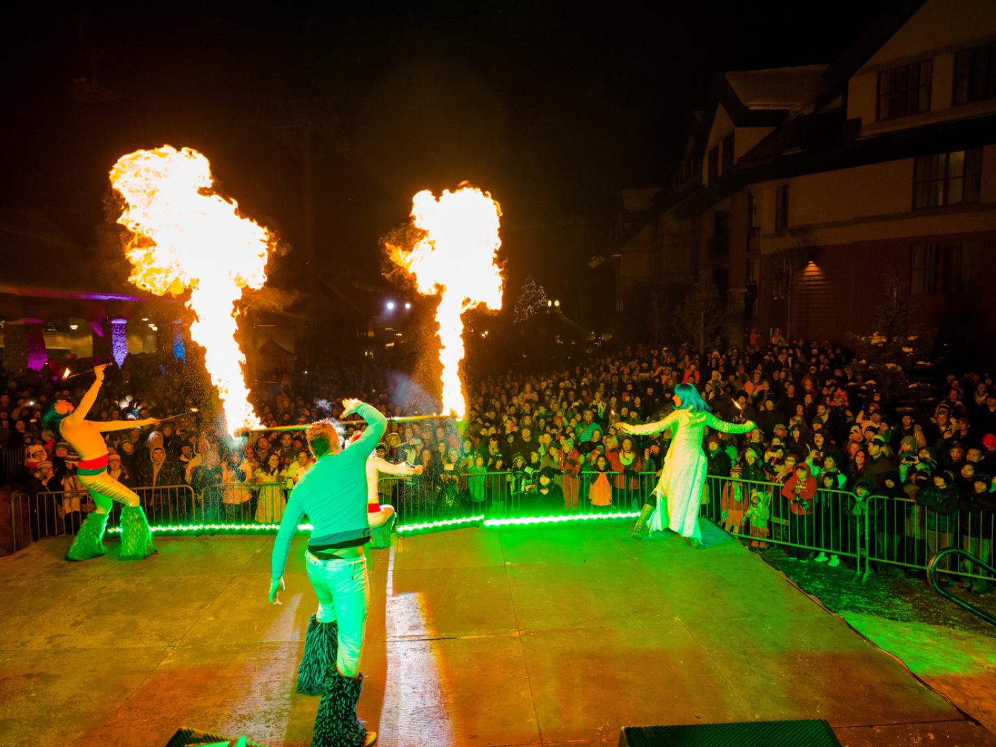 在天堂度假村的 Heavenly 节日上欣赏焰火表演