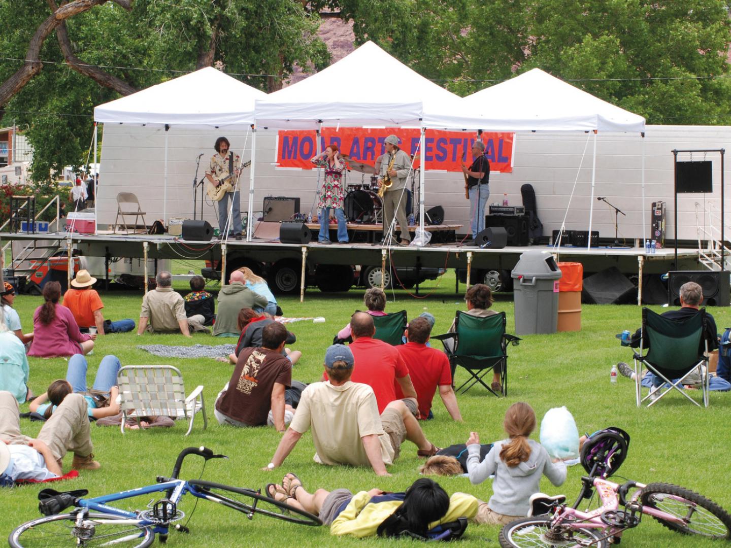 Curtindo a música ao vivo durante o Moab Arts Festival (Festival de Artes de Moab)