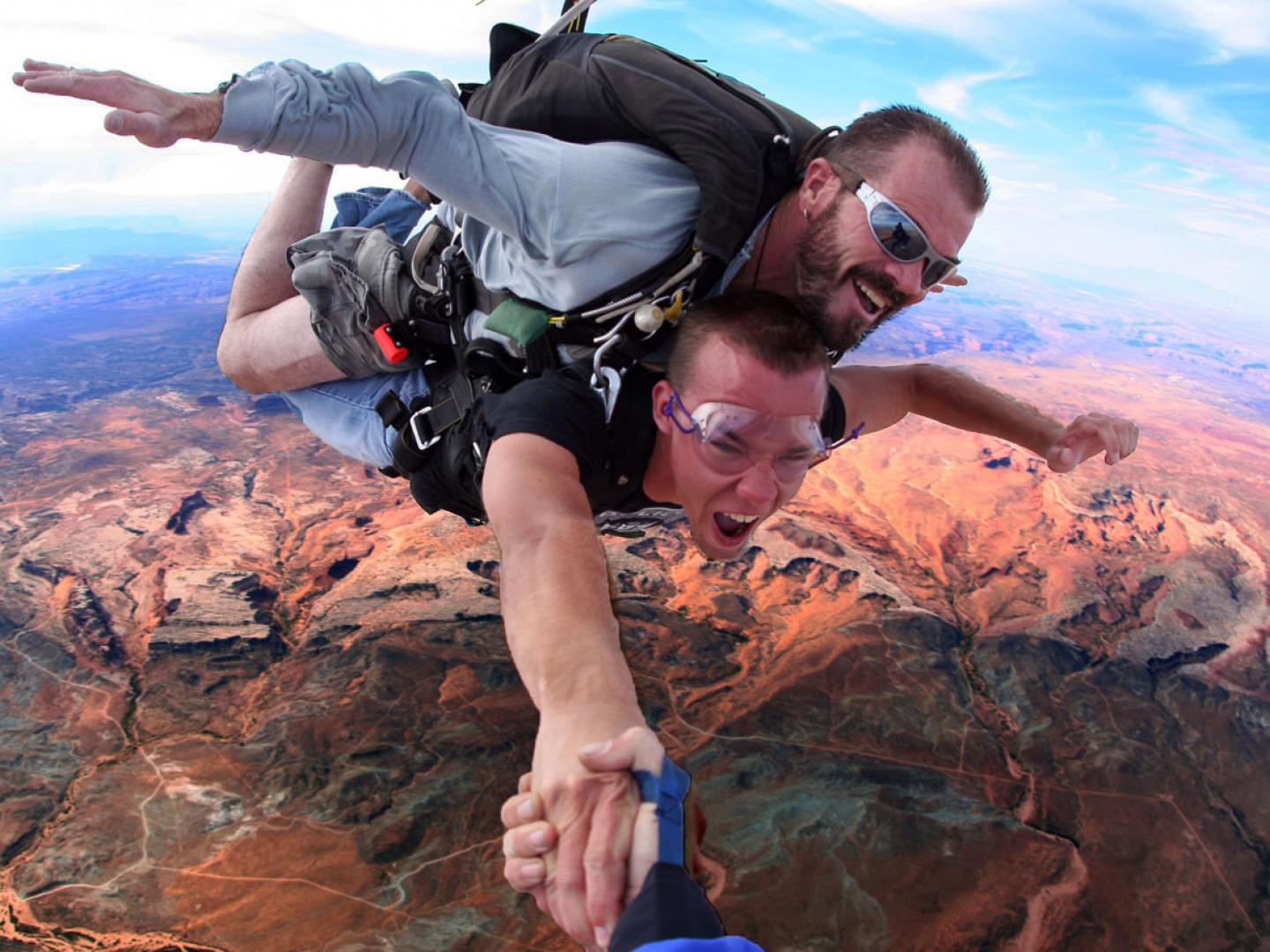 Tirando uma selfie durante prática de skydiving em dupla perto de Moab, Utah