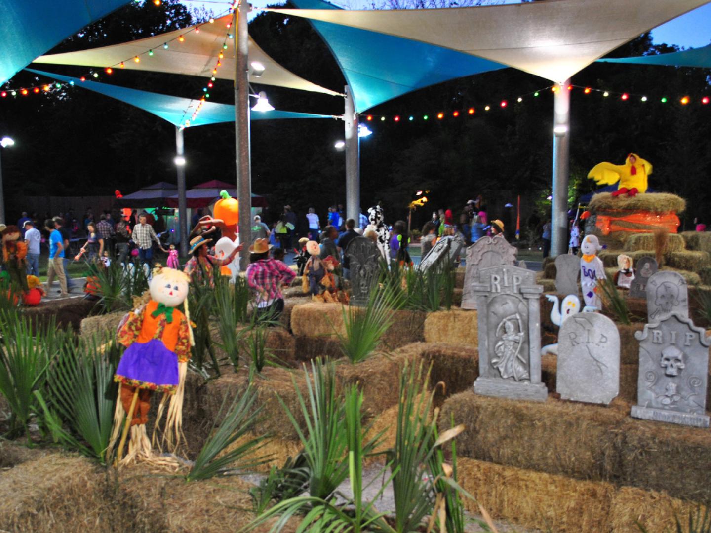 Schaurig-schöne Dekorationen beim Alexandria Zoo Boo