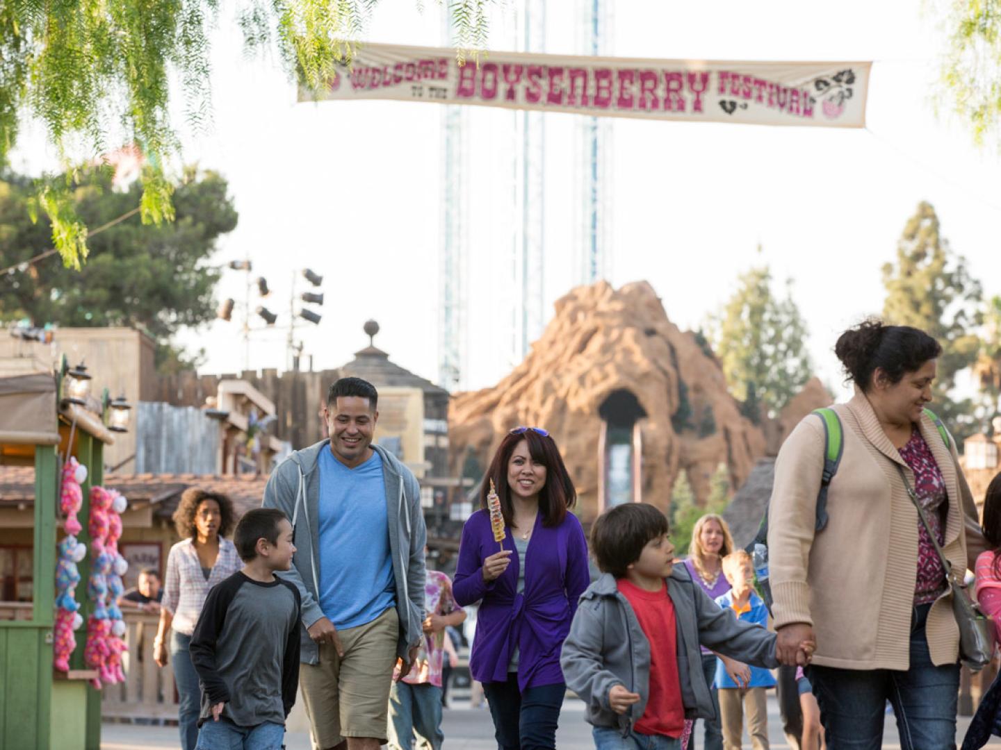 Eine Familie auf dem Knott’s Boysenberry Festival