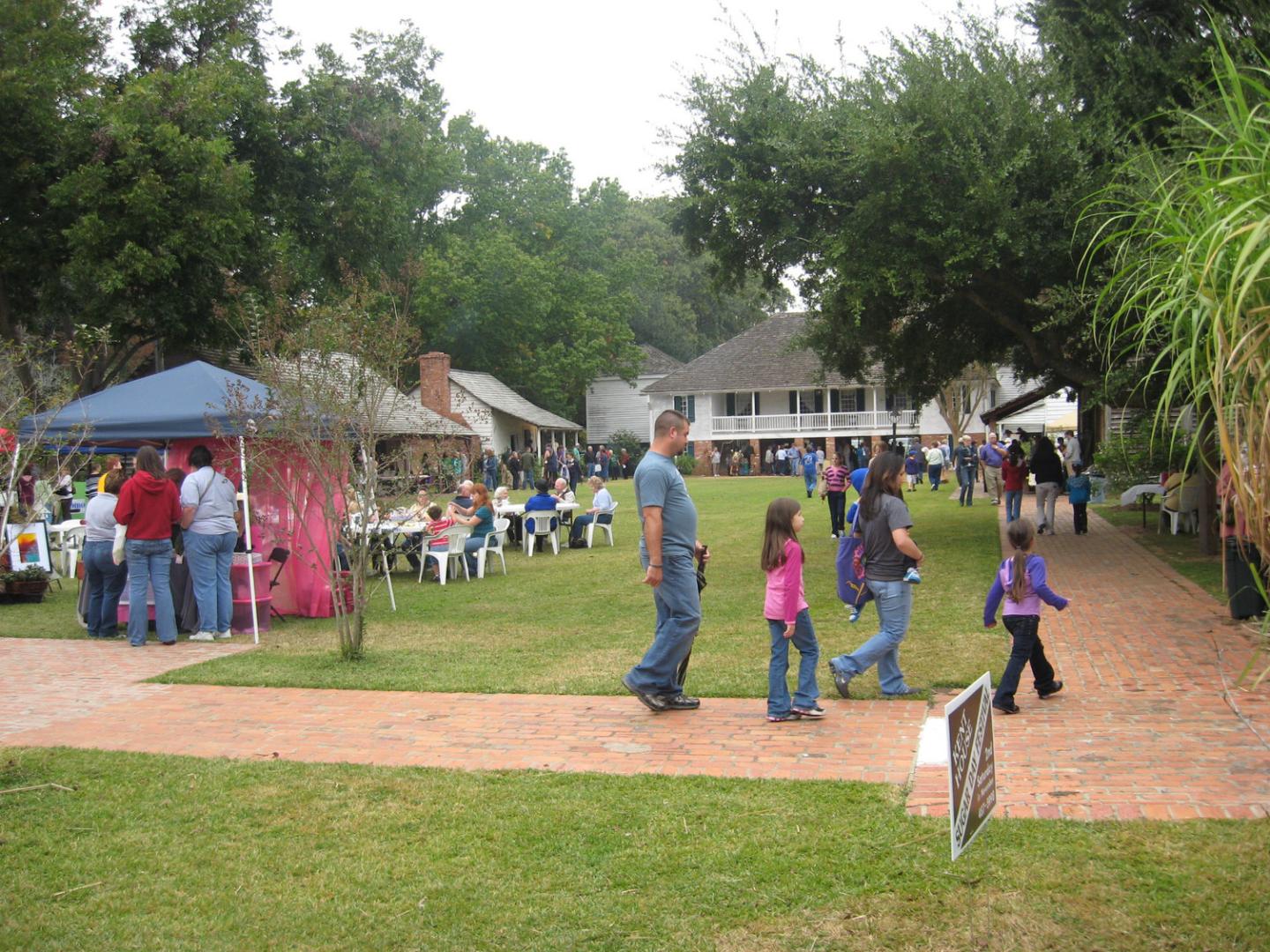 Besucher beim Sugar Day Festival am Kent House