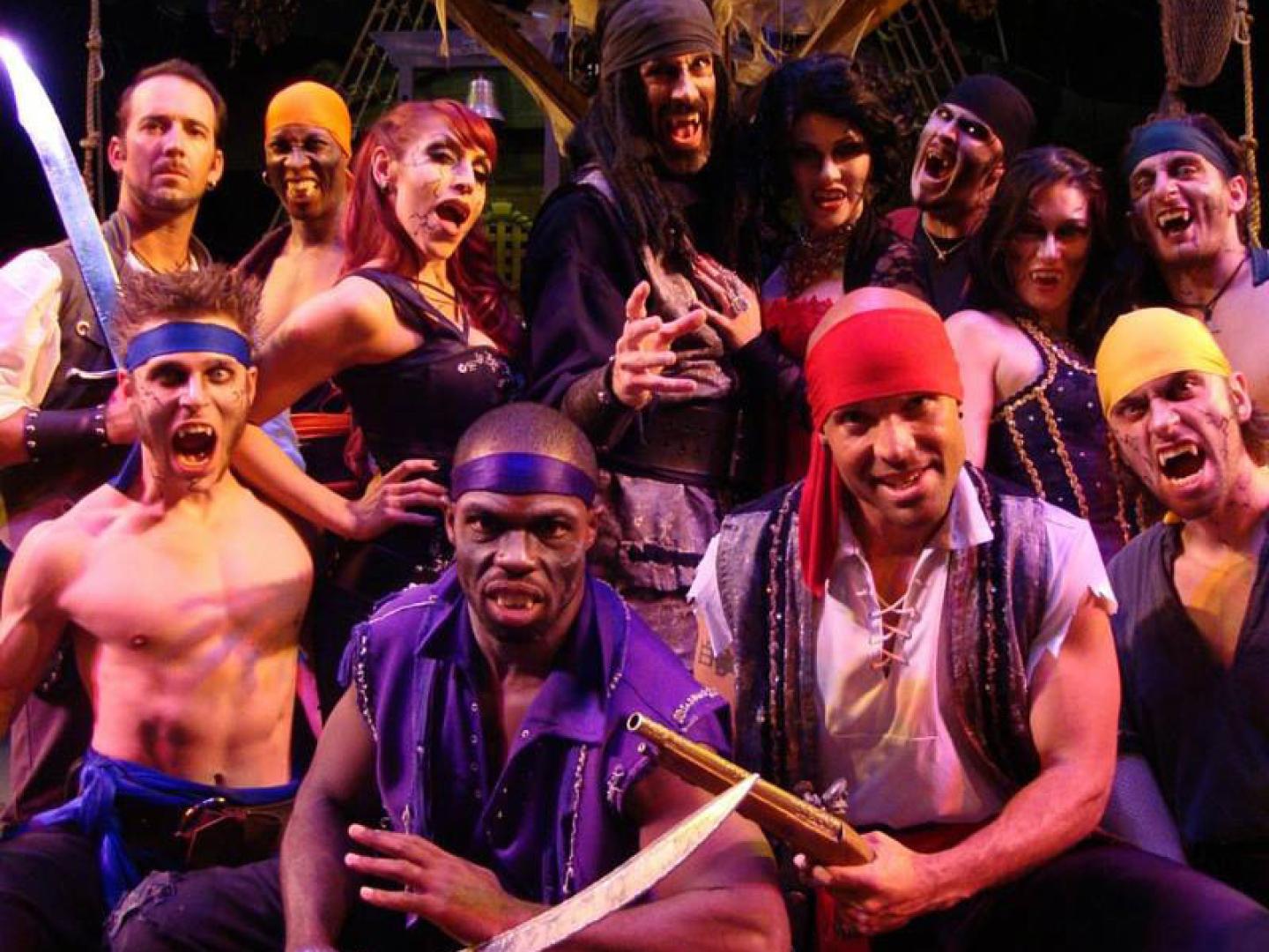 Eine schauerliche Crew von Vampir-Piraten bei Pirate’s Dinner Adventure