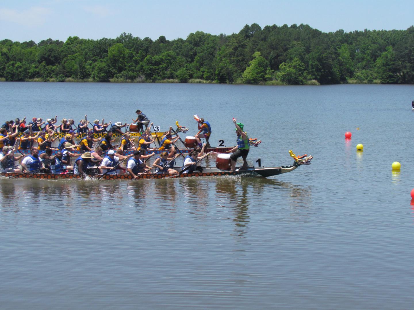 Kopf-an-Kopf-Rennen bei den Dragon Boat Races