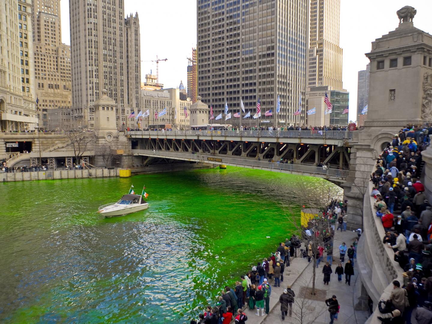 La Chicago River se teintant de vert émeraude pour la Saint-Patrick
