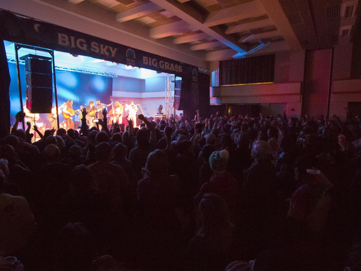 蒙大拿州 Big Sky Big Grass 蓝草音乐节期间的表演