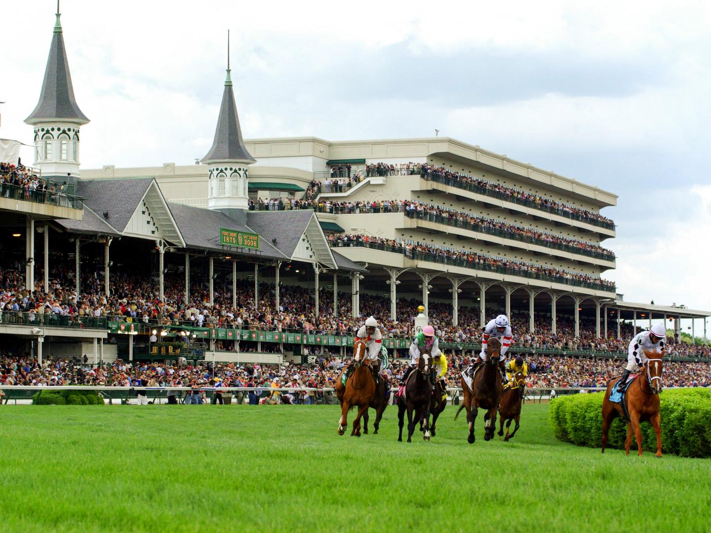 路易斯維爾於肯塔基德比活動期間在邱吉爾馬場舉辦賽馬會