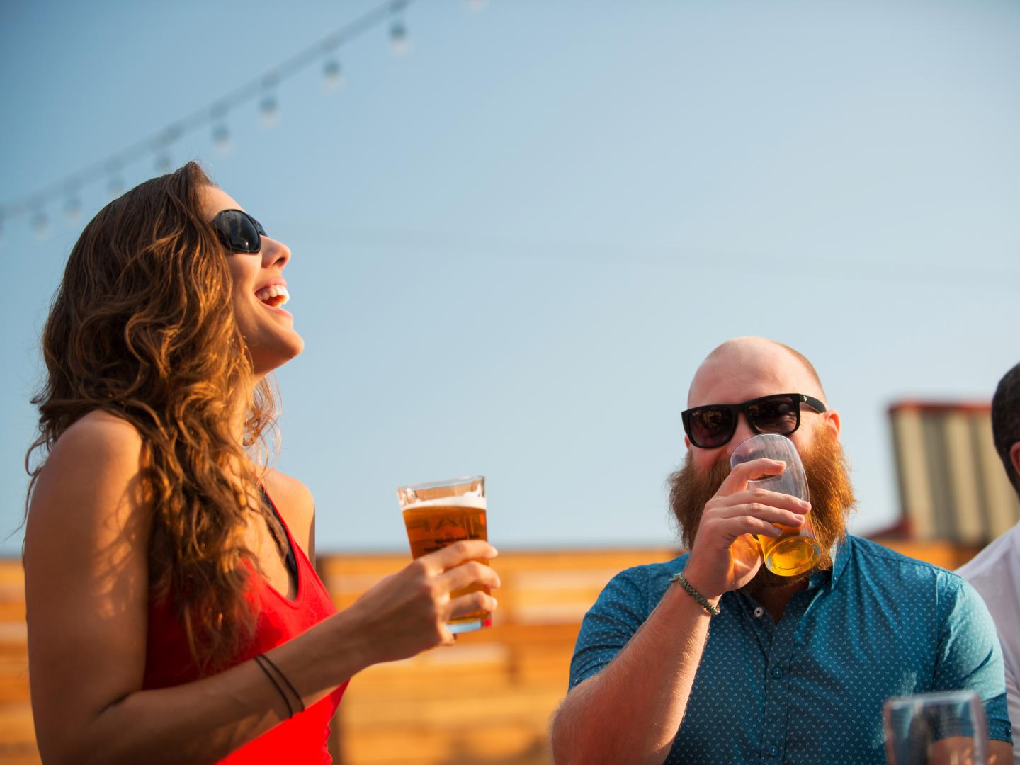 Bebe cervezas locales en un día soleado durante el San Luis Obispo Craft Beer Festival