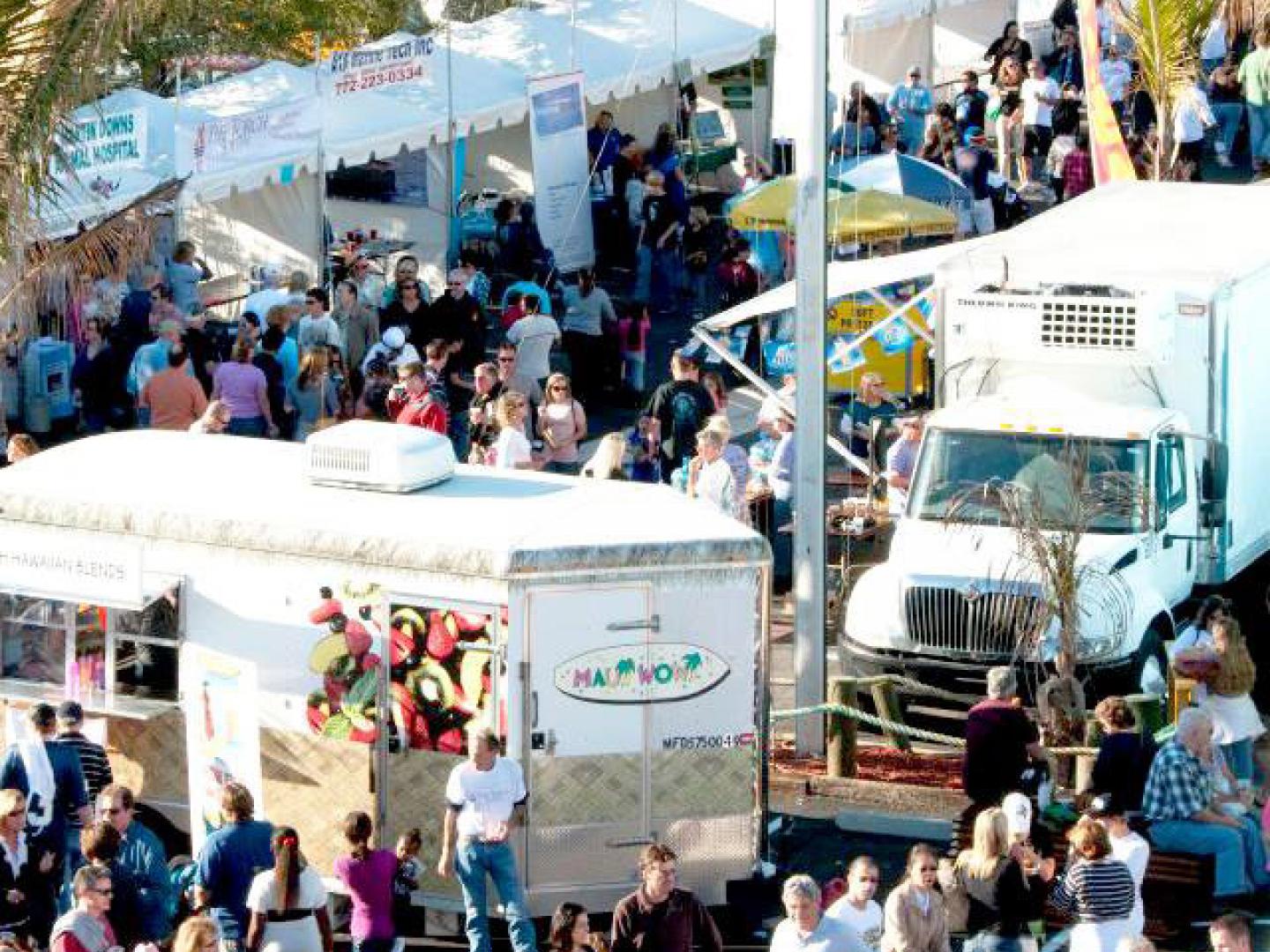 佛罗里达州斯图尔特萨勒诺港海鲜节上人头攒动