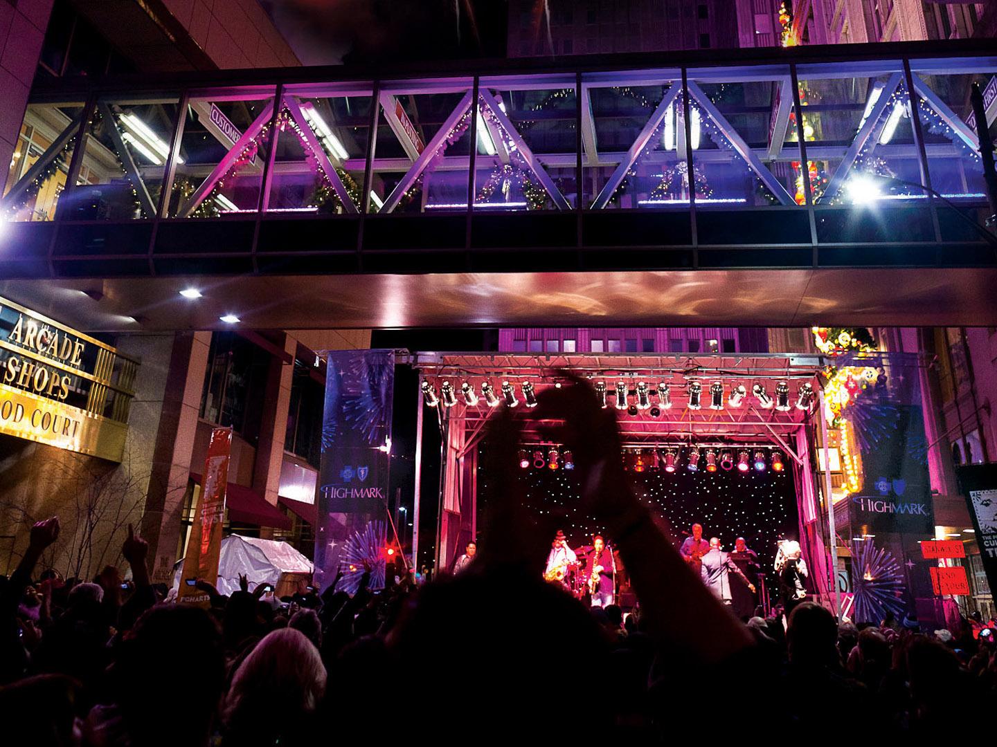 Feu d’artifice de la Saint-Sylvestre lors des festivités de First Night à Pittsburgh, Pennsylvanie