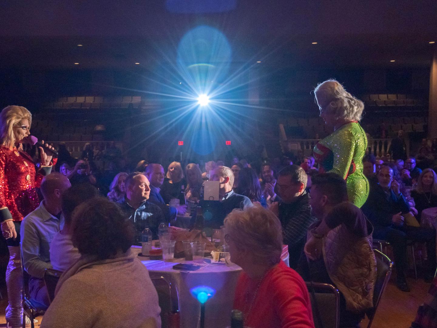 变装皇后在密西西比州纳奇兹的 Y'all Means All 进行表演