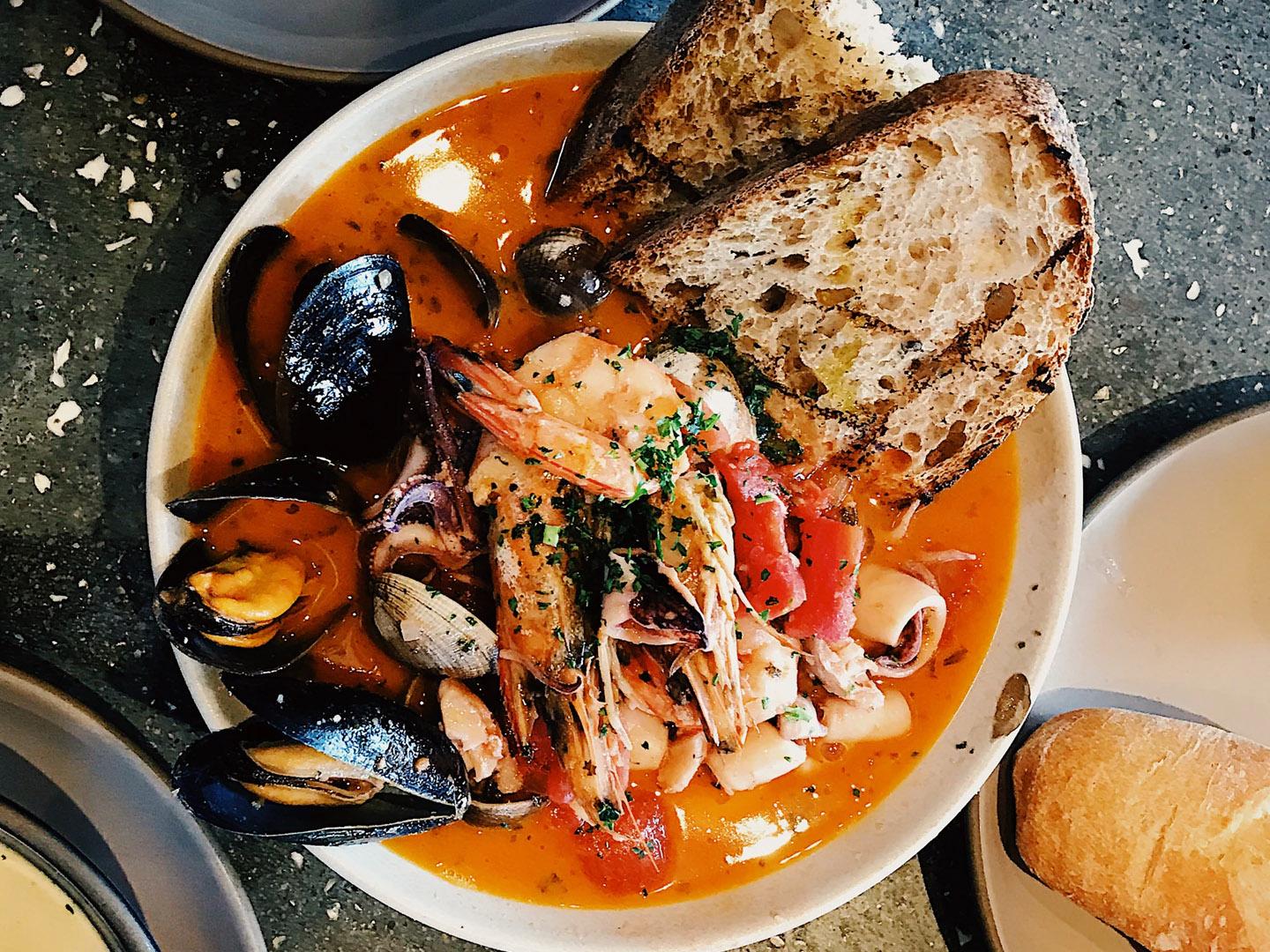 Uma variedade de sopas de marisco servida no Chowderfest em Oxnard