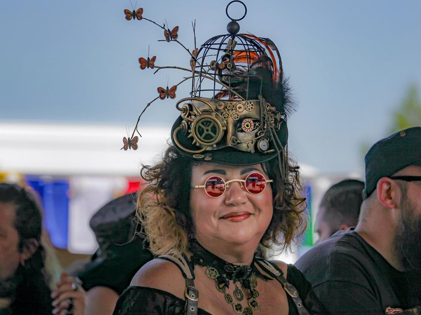 Um participante vestido para o Oxnard Steampunk Festival na Califórnia