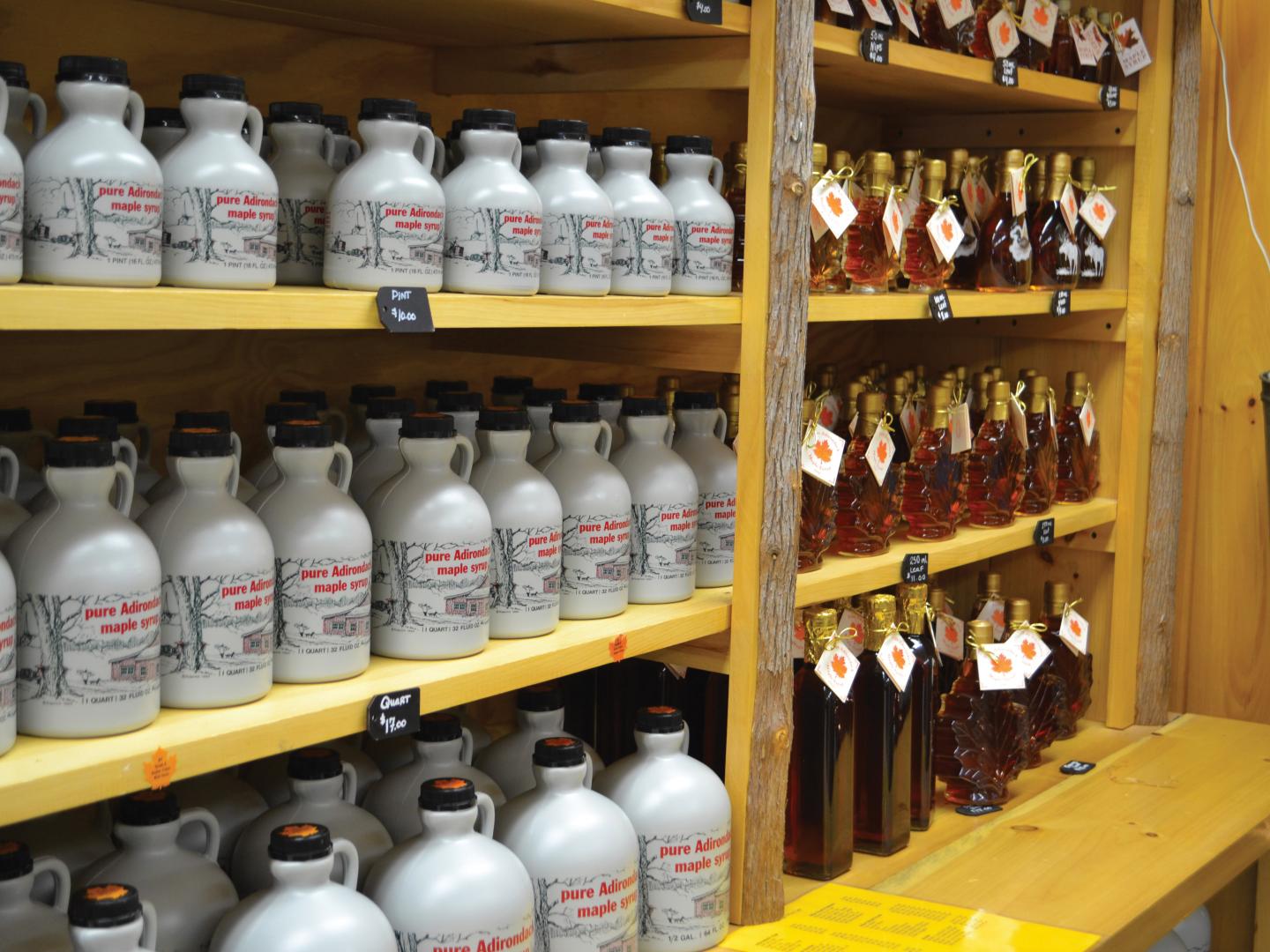 뉴욕주 조지호 근처에서 열리는 서먼 메이플 데이즈 페스티벌 진행 중에 판매되는 메이플 시럽