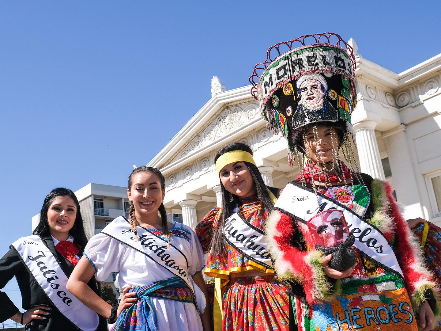 Celebrando a diversidade com trajes típicos de várias culturas no Oxnard Multicultural Festival