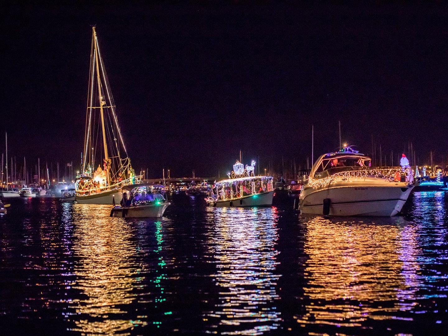 Barcos decorados para comemorar as festas durante o Parade of Lights at Channel Islands Harbor em Oxnard, Califórnia