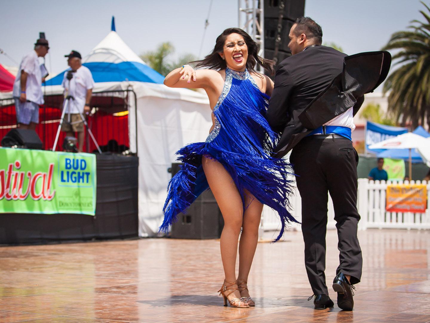 Dançarinos competindo no Oxnard Salsa Festival na Califórnia