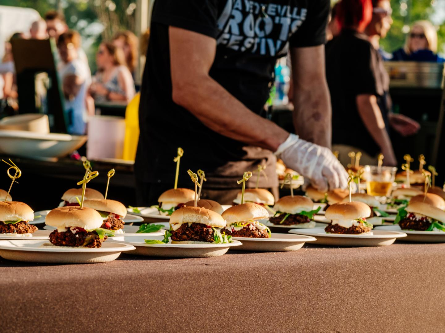 アーカンソー州ロジャースで開催の「BITE（バイト）」NW アーカンソー・フード・フェスティバルにて並べられた食べ物