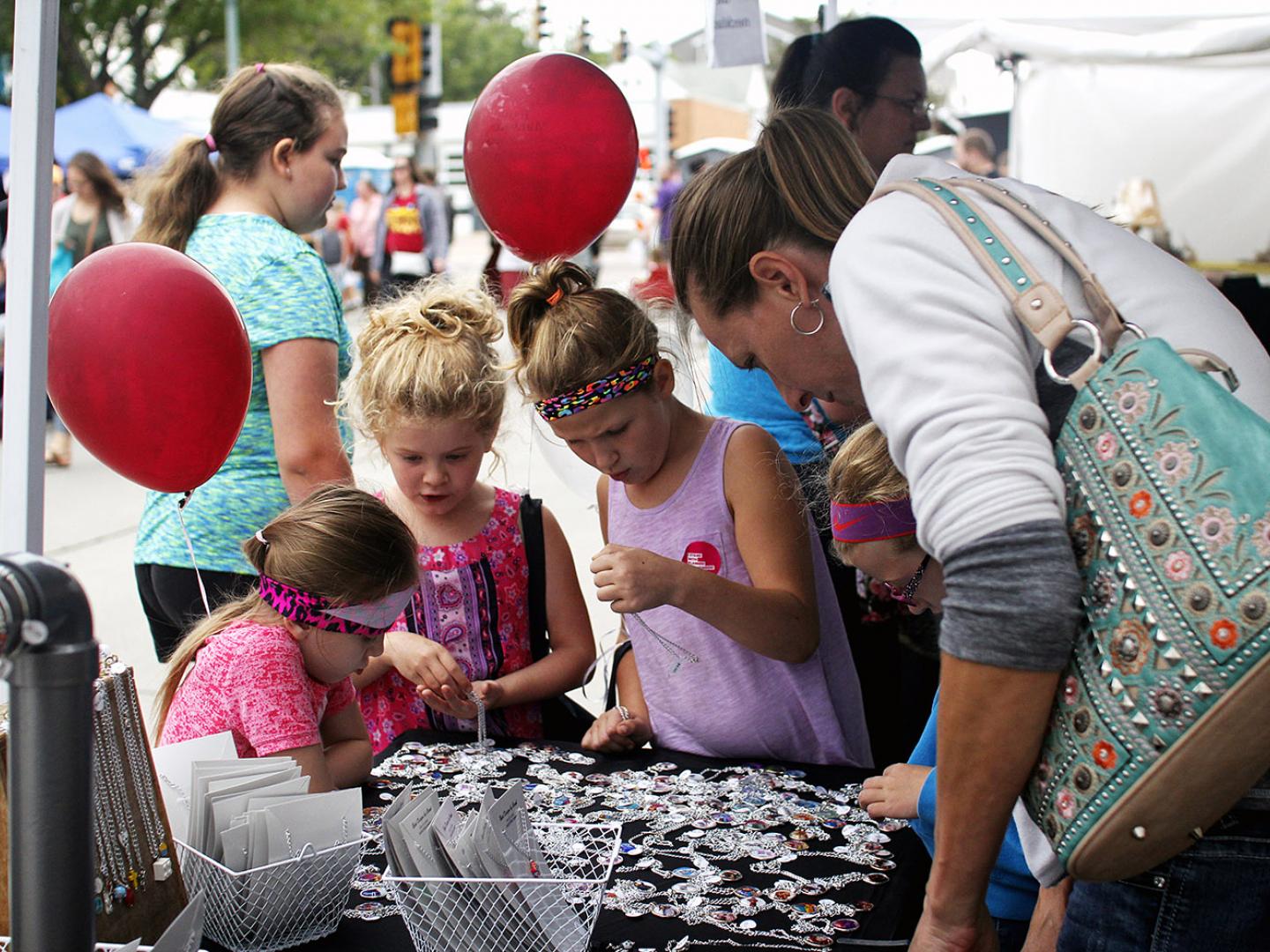 Atelier créatif au Sidewalk Arts Festival, organisé au Washington Pavilion de Sioux Falls, dans le Dakota du Sud