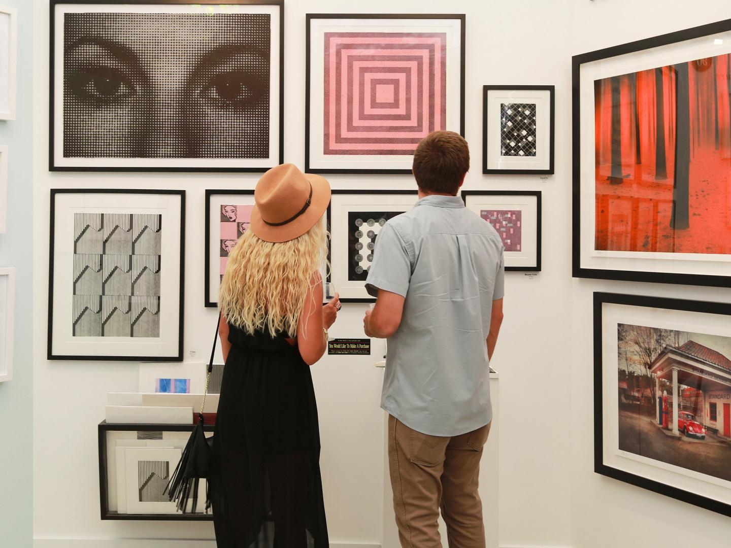 Ausstellungsbesucher beim Festival of Arts in Laguna Beach, Kalifornien