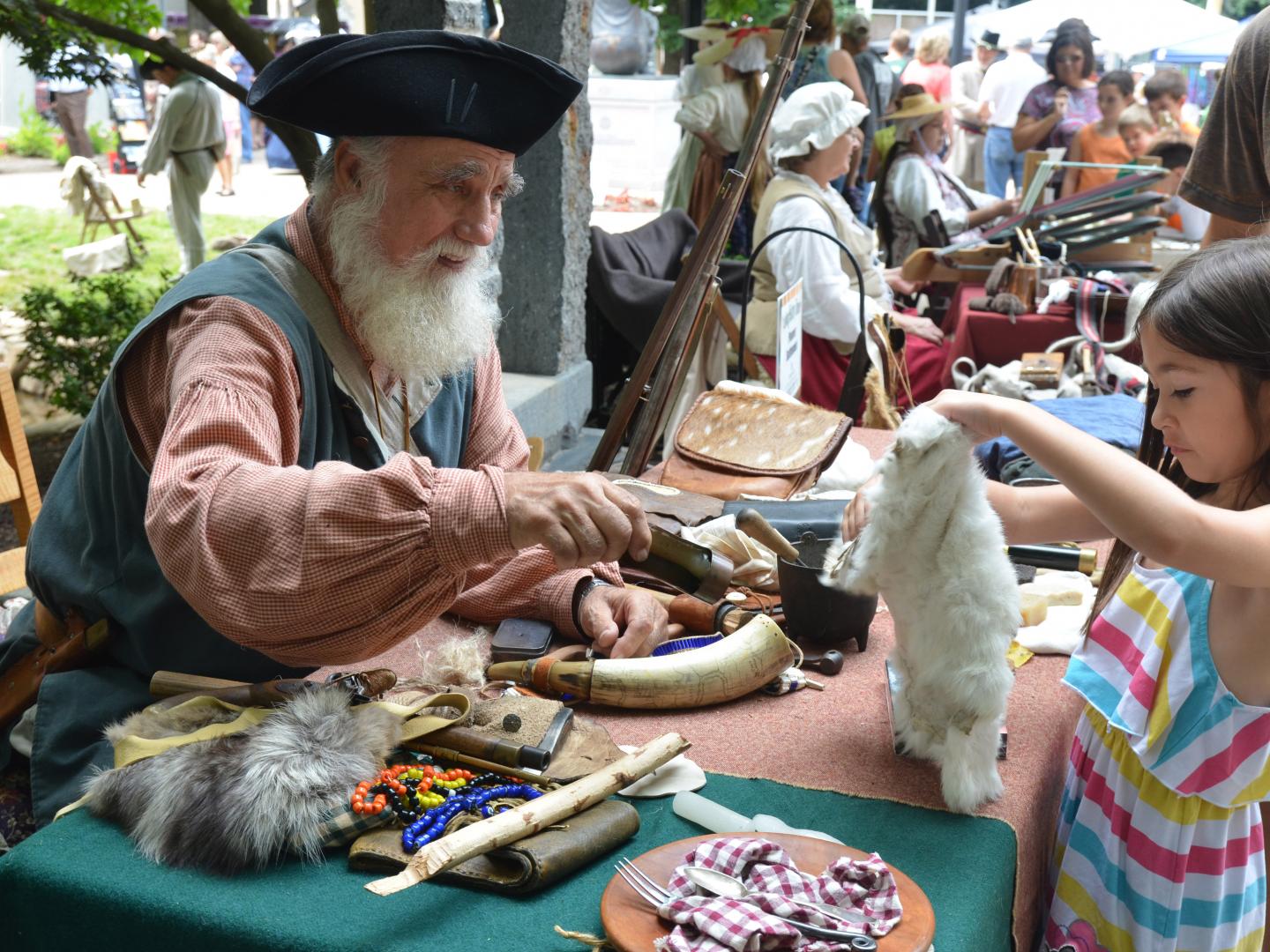 在诺克斯维尔的田纳西州东部历史展会上与盛装打扮的讲解员互动