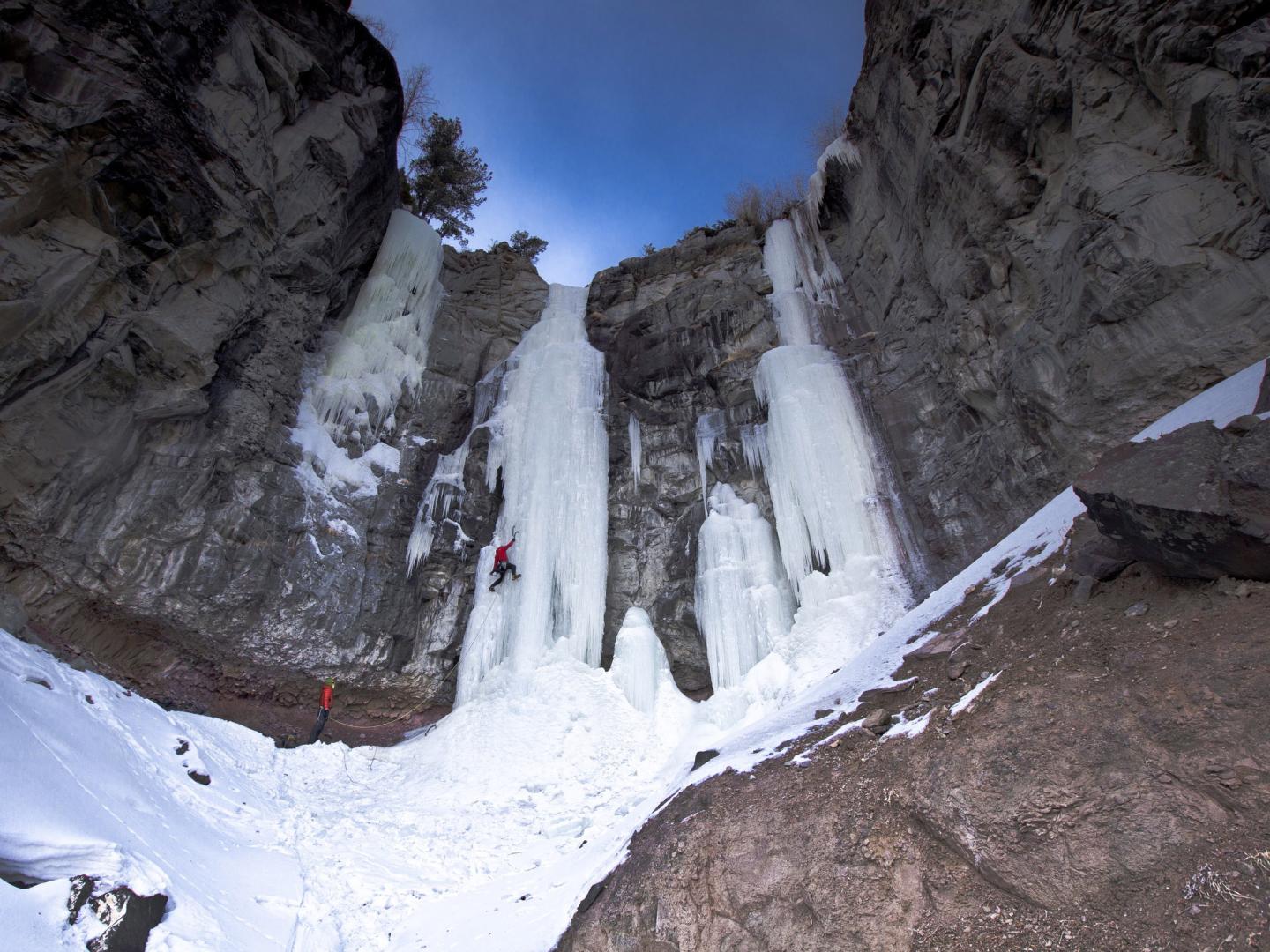 Escalando una pared de hielo cerca de Cody, Wyoming