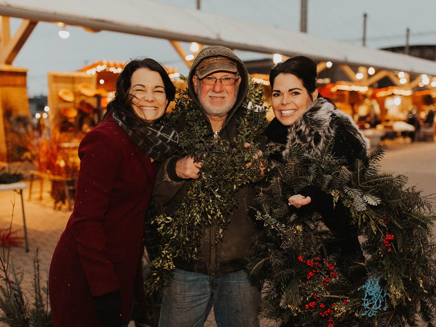Gute Laune auf dem Markt an der 8th Street während der Weihnachtszeit in Holland, Michigan