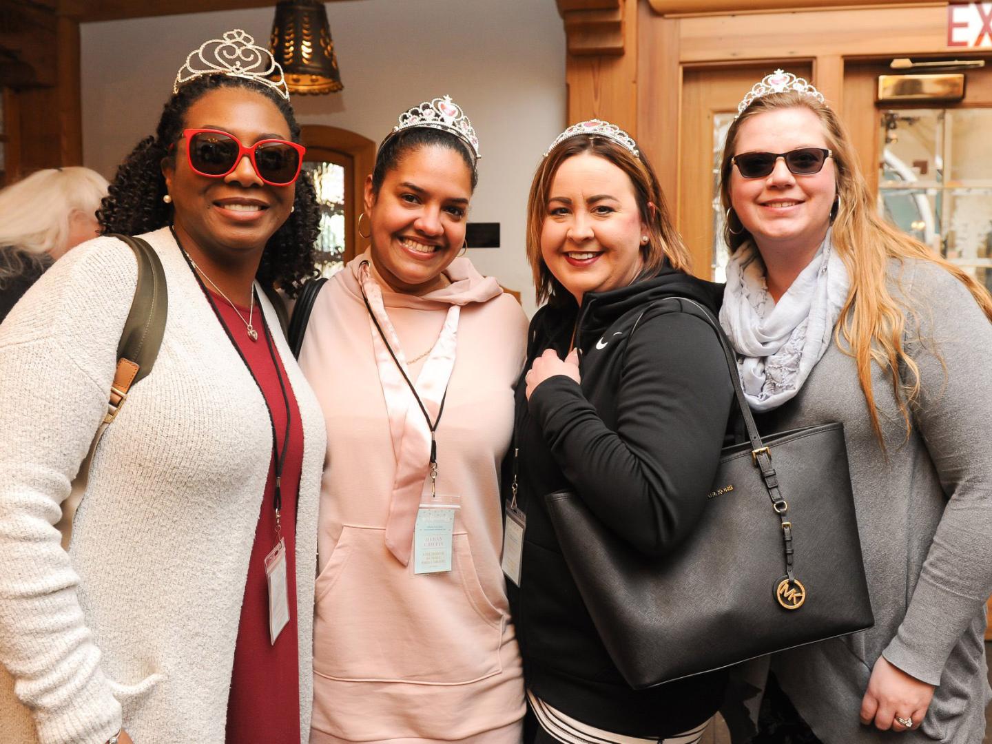 Beim Posieren für ein Foto während des Girlfriends Weekend in Holland, Michigan