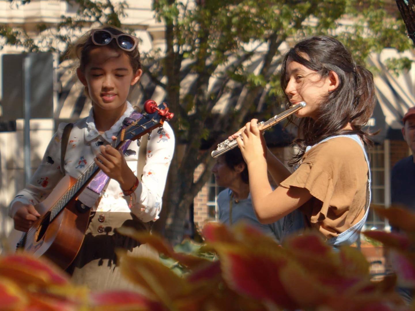Straßenmusiker bei der Summer Street Performer Series in Holland, Michigan