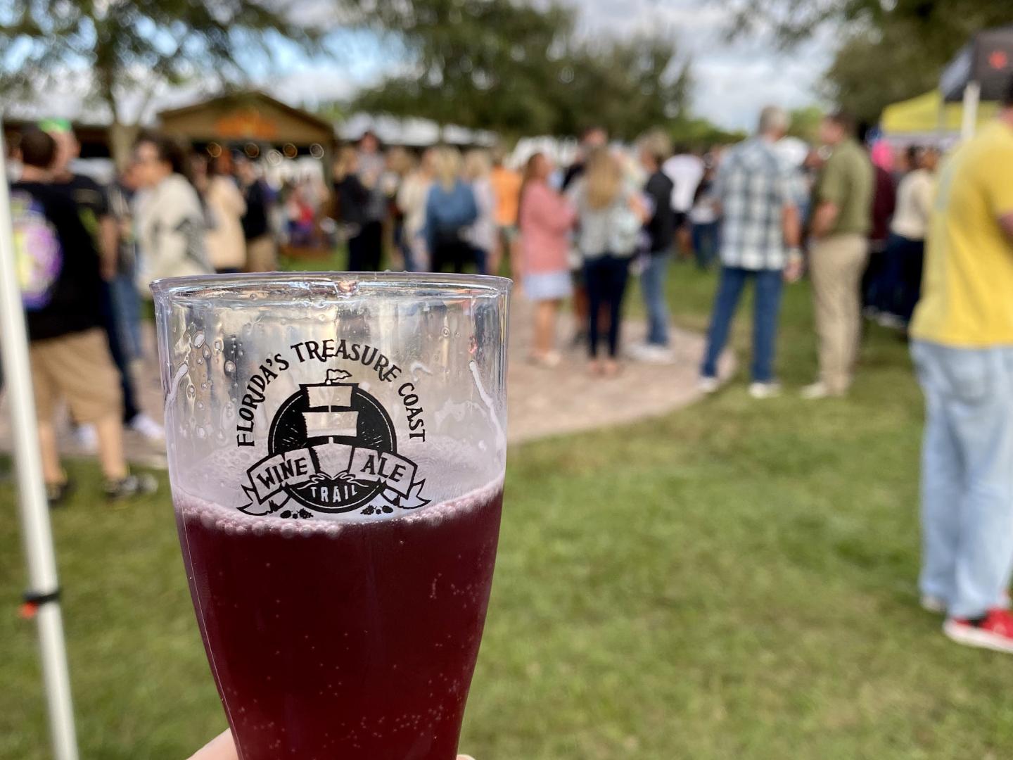 Cerveja artesanal no Treasure Coast Wine & Ale Trail Festival em Fort Pierce, Flórida