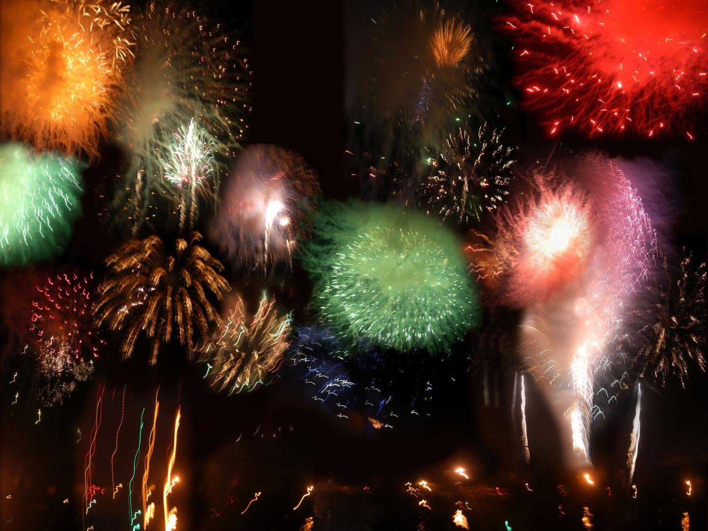 Des feux d’artifice colorés illuminent le ciel de Punta Gorda, en Floride