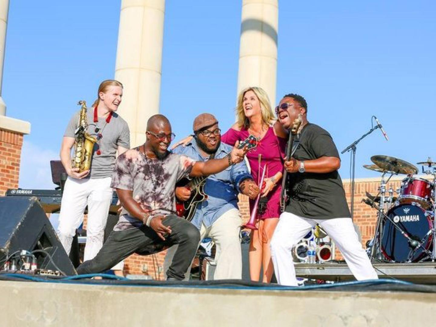 Un groupe se produisant lors du Gulf Coast SummerFest à Pensacola, en Floride