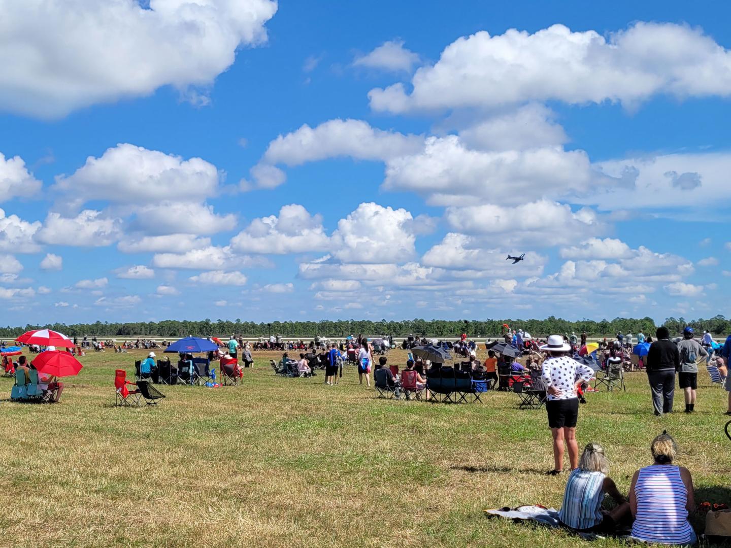 Une foule observe un avion survolant l’aéroport de Punta Gorda au Florida International Air Show