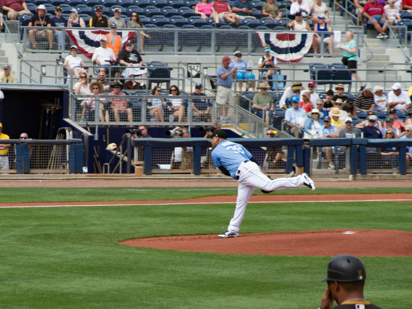 Lancer de balle lors d’un entraînement de printemps des Tampa Bay Rays à Port Charlotte, en Floride