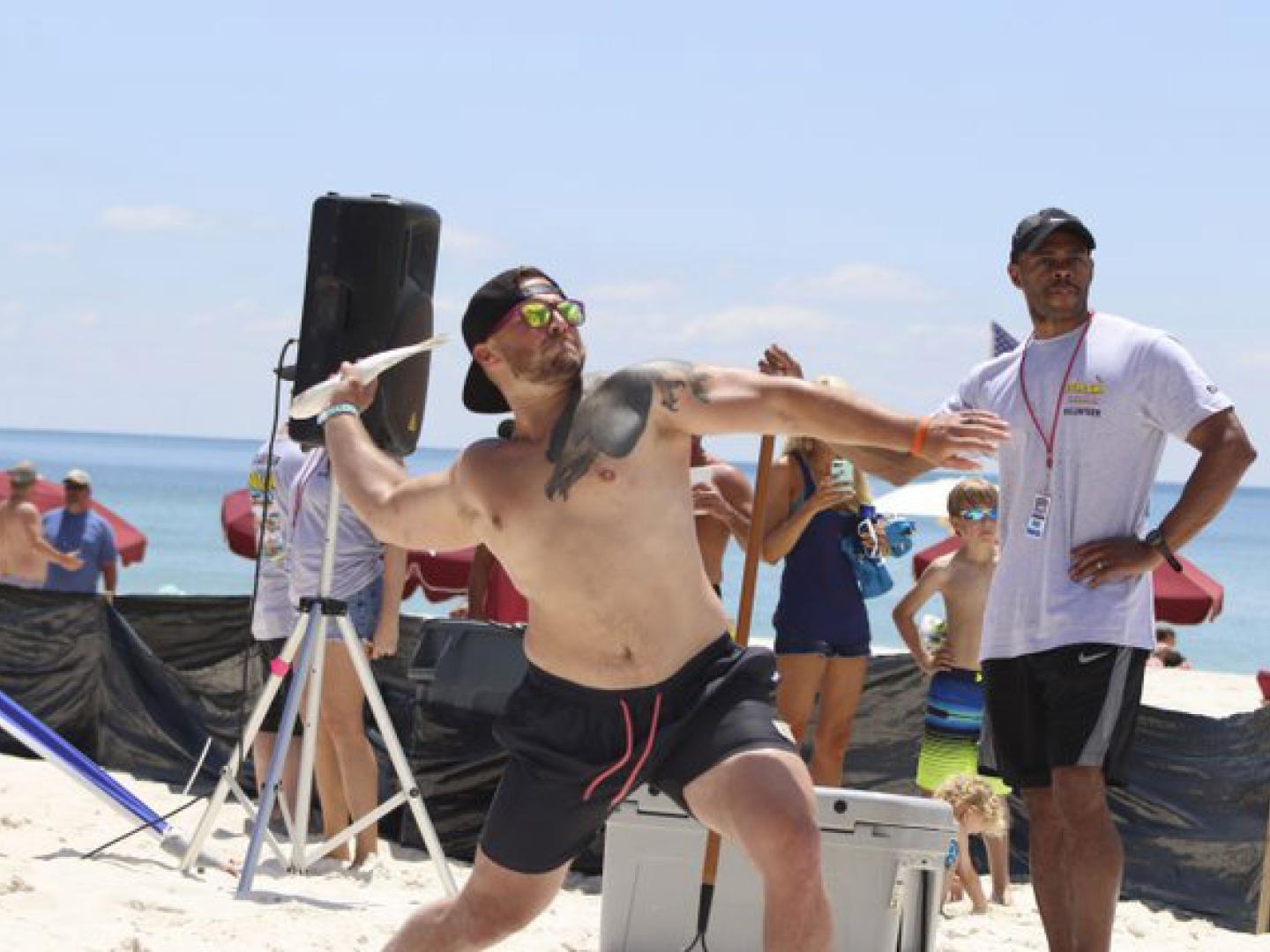 Lancer de rouget lors de l’événement Flora-Bama Mullet Toss à Pensacola, Floride