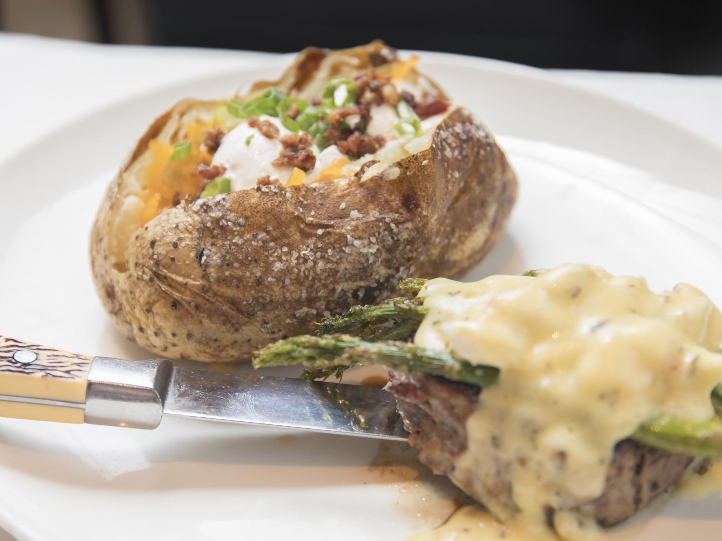 Abendessen mit Steak und Kartoffeln in einem lokalen Restaurant in Casper, Wyoming