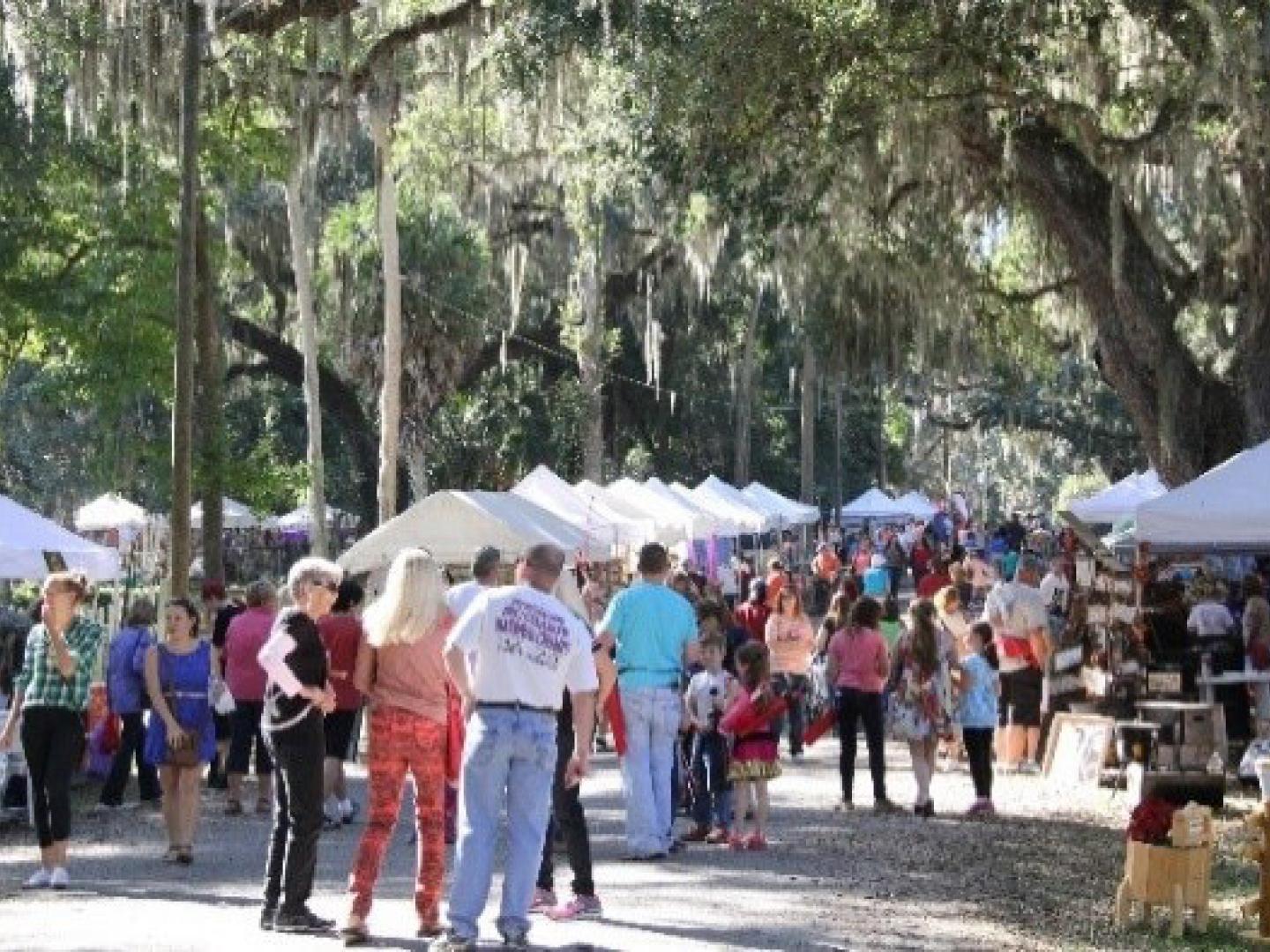 Visitantes no McIntosh 1890s Festival em Ocala, Flórida