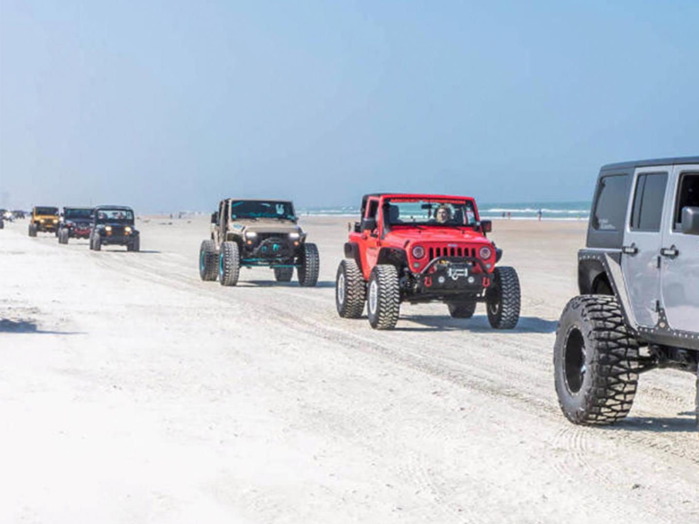 Una caravana de jeeps en Jeep Beach en Daytona Beach, Florida