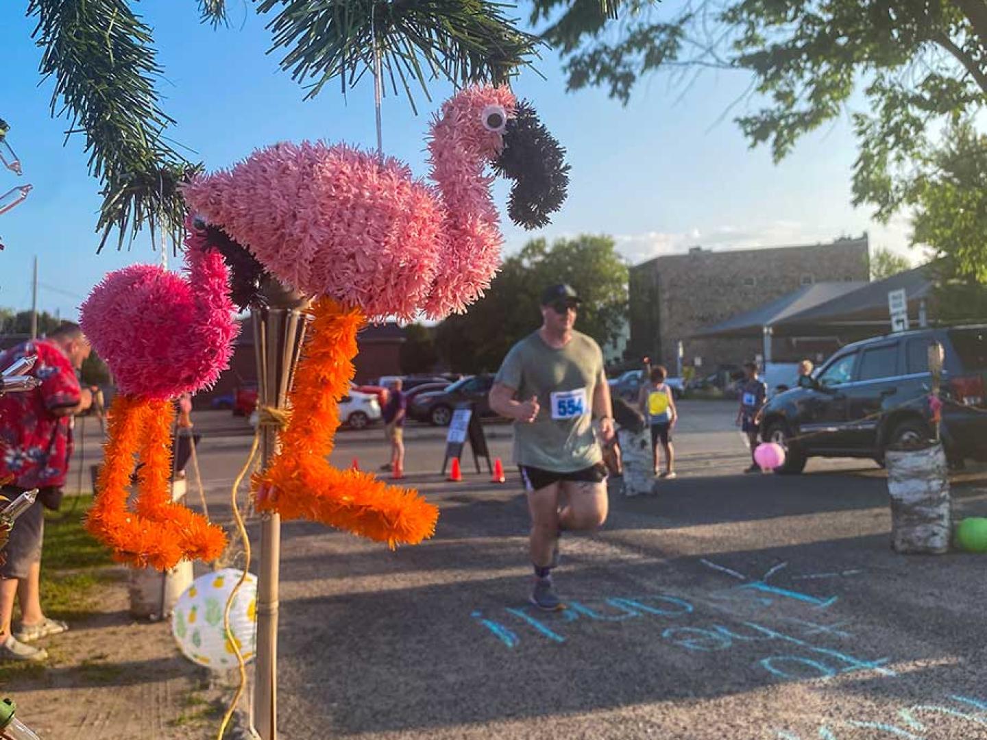 Decoração e corredores durante a corrida/caminhada 7 Bridges 7 Brews em Sault Ste. Marie, Michigan
