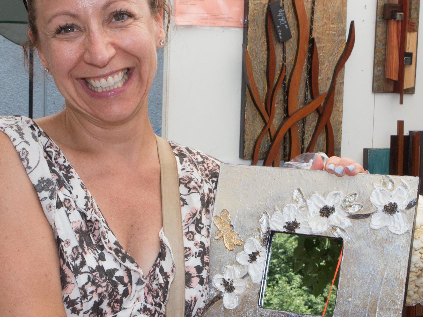 ニューヨーク州ロチェスターのコーンヒル・サマー・アート・フェスティバルで自作の絵を披露するアーティスト