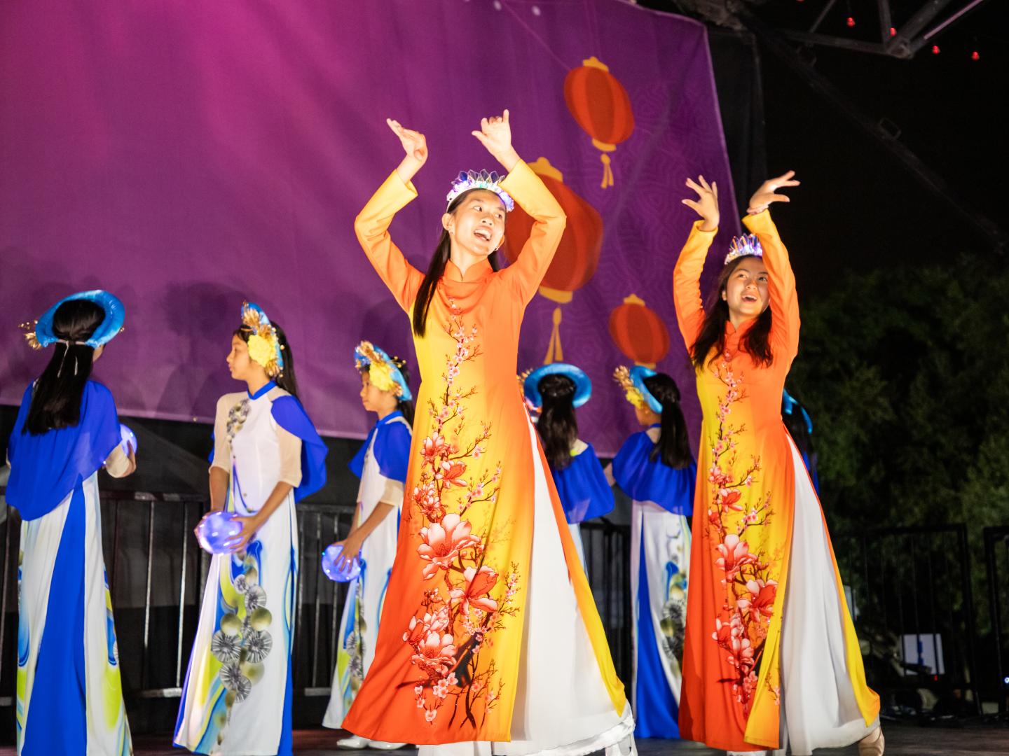 Tänzerinnen beim Irvine Global Village Festival im Great Park in Irvine, Kalifornien